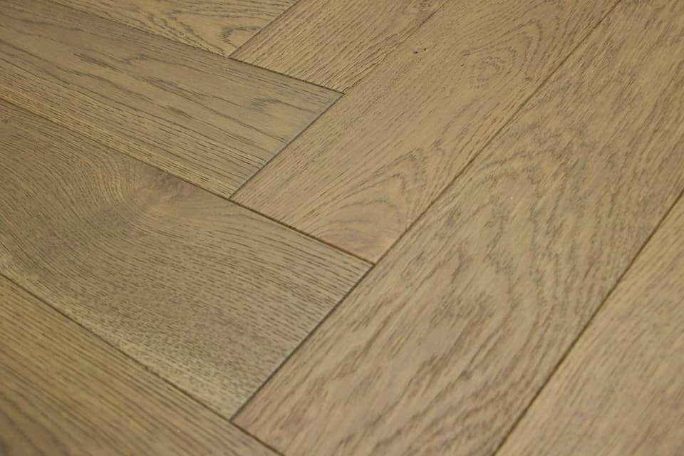 Natural Engineered Flooring Oak Herringbone Roma Brushed UV Oiled 15/4mm By 125mm By 600mm 6 Natural Engineered Flooring Oak Herringbone Roma Brushed UV Oiled 15/4mm By 125mm By 600mm - Image 4